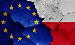 po lewej stronie zdjęcia flaga Unii Europejskiej a po prawej flaga Polski