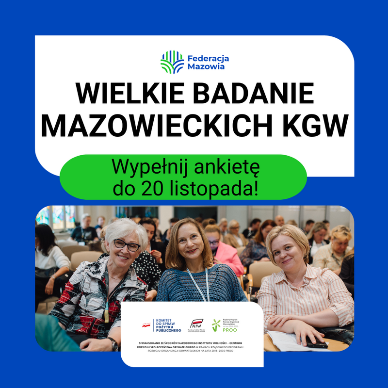 Na grafice o niebieskim tle oraz białym polu tekstowym znajduje się logo Federacji Mazowia oraz napis czarnym kolorem czcionki ,,WIELKIE BADANIE MAZOWIECKICH KGW' i zielonym polu tekstowym znajduje się napis ,,Wypełnij ankietę do 20 listopada! ”. Ponadto jest zdjęcie licznie wypełnionej sali szkoleniowej, gdzie na głównym planie widać trzy uśmiechnięte kobiety w rożnym wieku.
