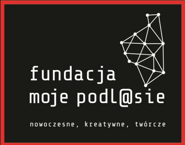 Logo Fundacji „Moje Podlasie” – biały napis na czarnym tle z czerwonym obramowaniem oraz graficzny motyw sieci połączonych punktów symbolizujący nowoczesność i kreatywność